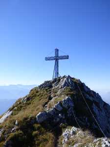 Altitude 2041m, la croix d'Arclusaz et ses cables d'haubanages.