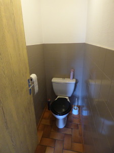 Les toilettes du gite à l'étage une fois peintes.