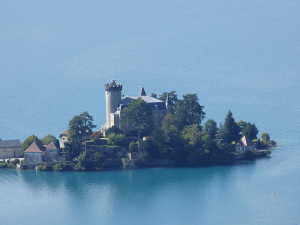 Ainsi que le chateau de Duingt, qui avance sur le lac d'Annecy.