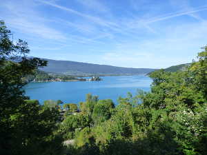 Sur le bas du sentier, le lac d'Annecy.